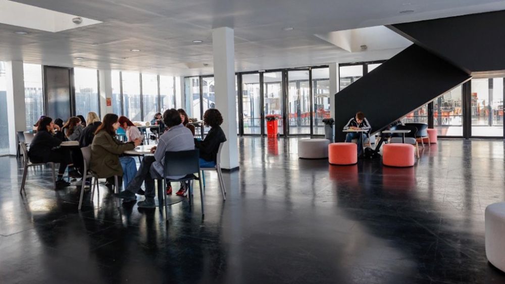 En la imagen se puede ver una sala de trabajo en algunas de las instalaciones de la Universidad de Chile.